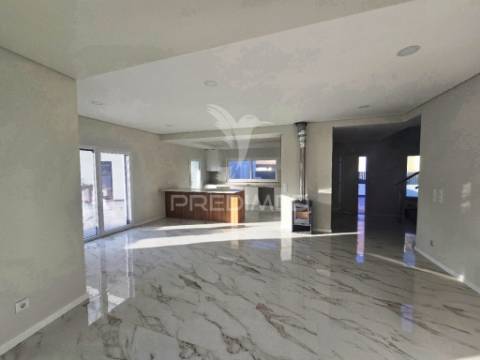 Moradia isolada t5, c/piscina e box, na brejoeira - azeitão