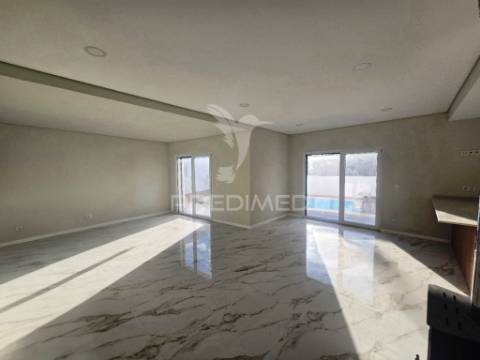 Moradia isolada t5, c/piscina e box, na brejoeira - azeitão