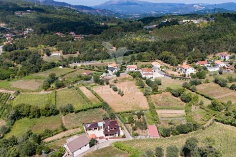 Quintinha com casa em xisto para recuperar – anais