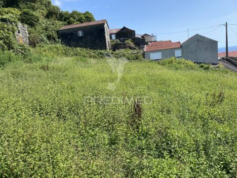 Terreno urbanizável de 726 m² – freguesia de manadas