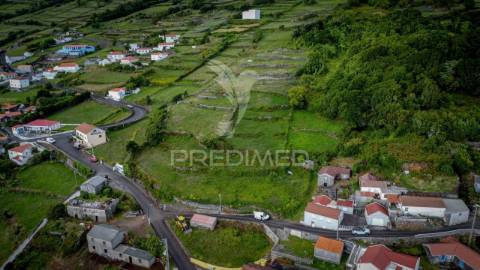 Terreno urbanizável de 726 m² – freguesia de manadas