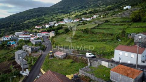Terreno urbanizável de 726 m² – freguesia de manadas