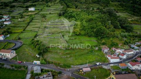 Terreno urbanizável de 726 m² – freguesia de manadas