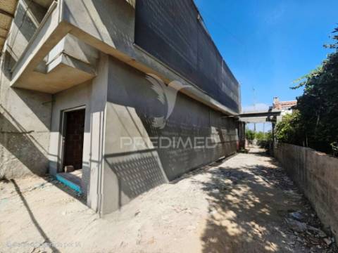 Moradia geminada t3 c/pérgula, p.general - fernão ferro