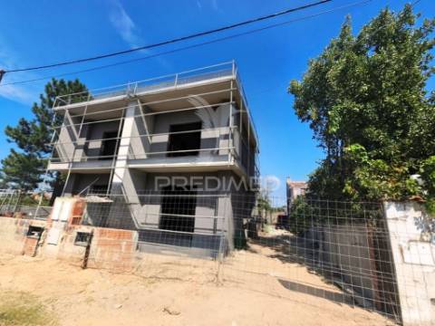 Moradia geminada t3 c/pérgula, p.general - fernão ferro