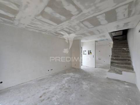 Moradia geminada t3 c/pérgula, p.general - fernão ferro