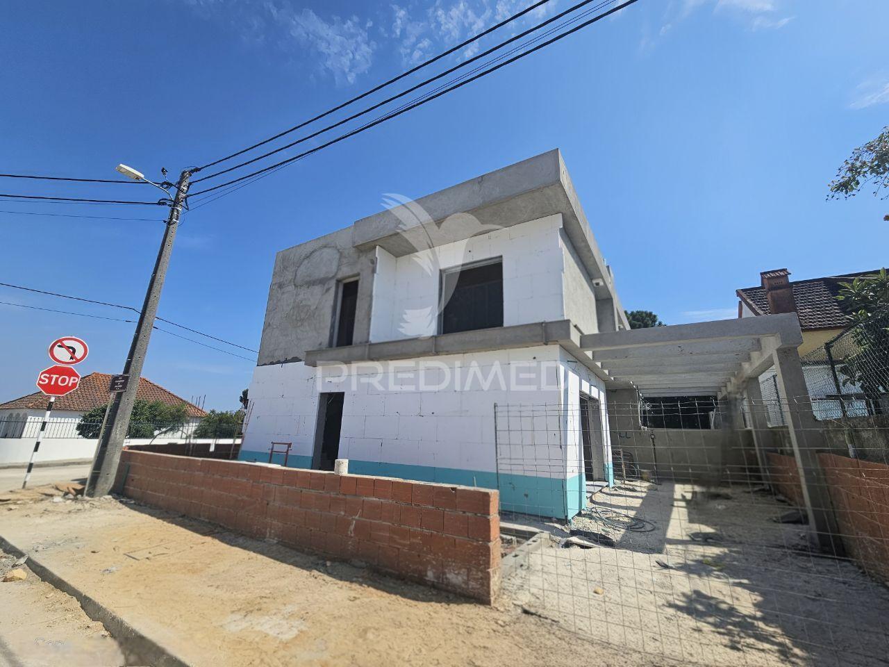 Moradia geminada t3, c/pérgula, p. general - fernão ferro