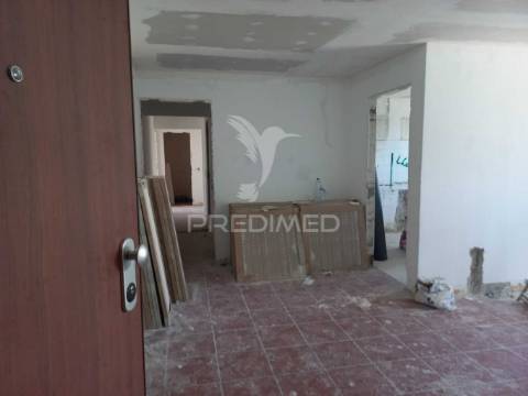 Apartamento t3 em remodelação – santo antónio da charneca, barreiro