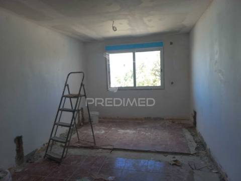 Apartamento t3 em remodelação – santo antónio da charneca, barreiro