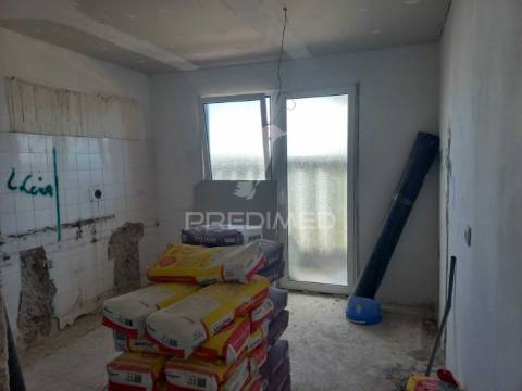 Apartamento t3 em remodelação – santo antónio da charneca, barreiro