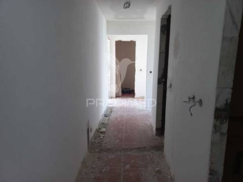 Apartamento t3 em remodelação – santo antónio da charneca, barreiro