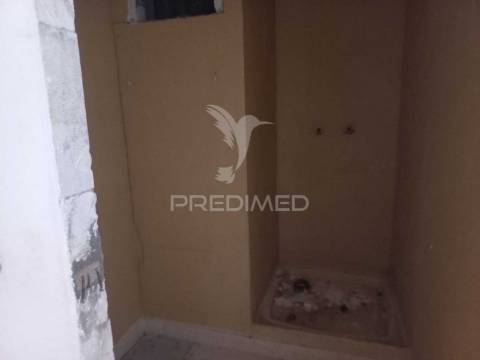 Apartamento t3 em remodelação – santo antónio da charneca, barreiro