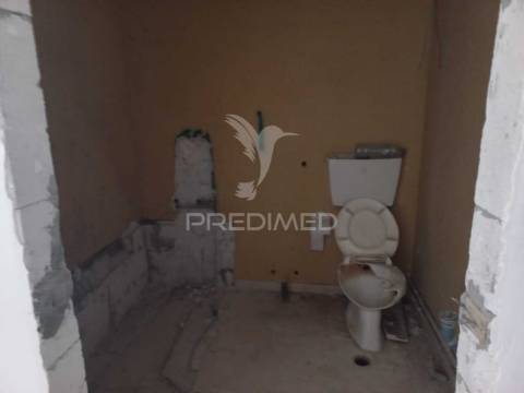 Apartamento t3 em remodelação – santo antónio da charneca, barreiro