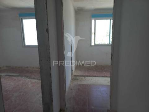 Apartamento t3 em remodelação – santo antónio da charneca, barreiro