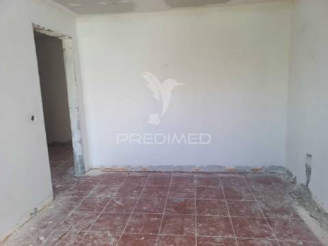 Apartamento t3 em remodelação – santo antónio da charneca, barreiro