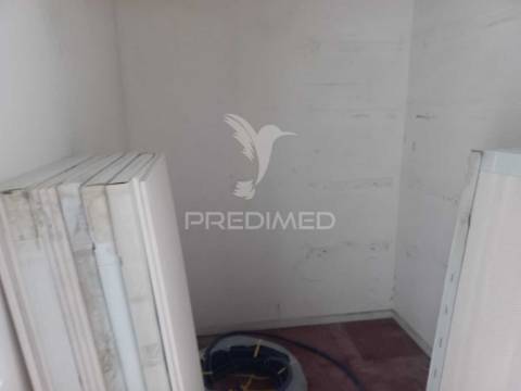 Apartamento t3 em remodelação – santo antónio da charneca, barreiro