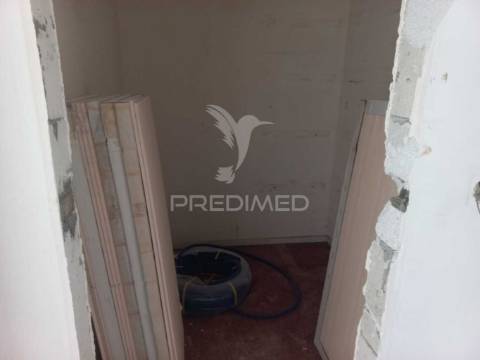 Apartamento t3 em remodelação – santo antónio da charneca, barreiro