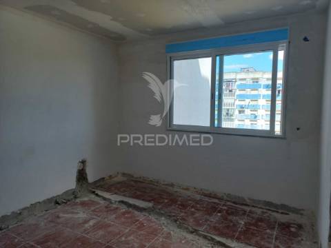 Apartamento t3 em remodelação – santo antónio da charneca, barreiro