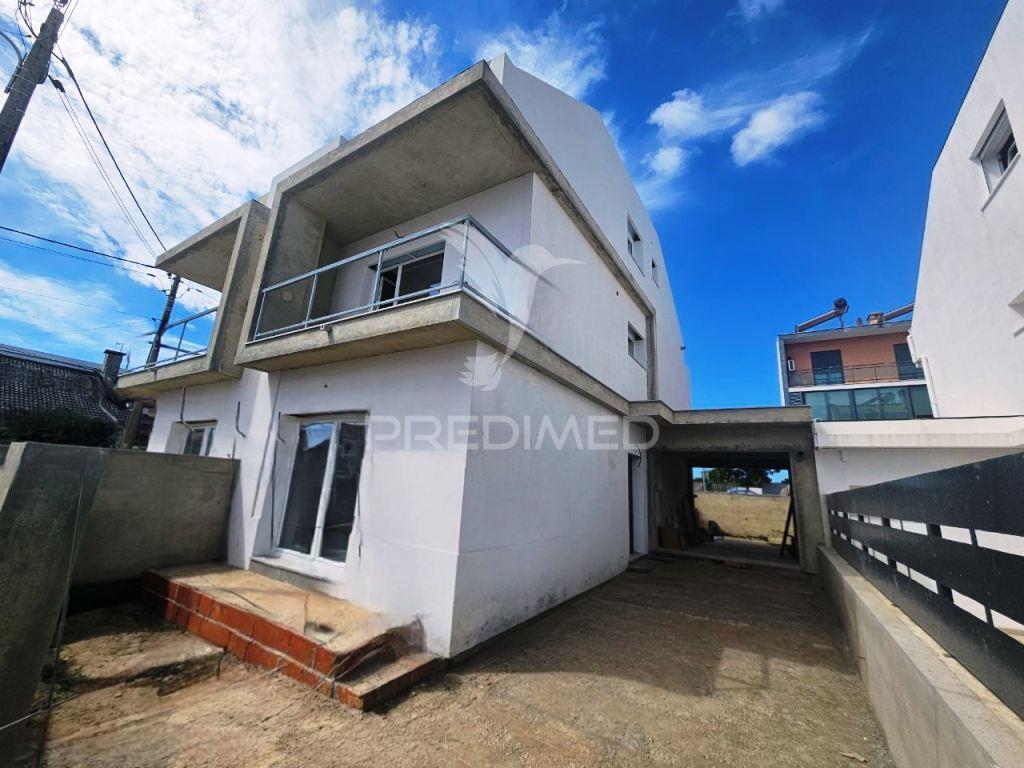 Moradia geminada t3, c/pérgula, na quinta do conde