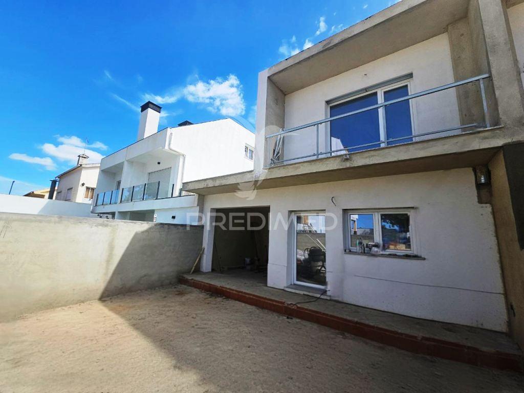 Moradia geminada t3, c/pérgula, na quinta do conde