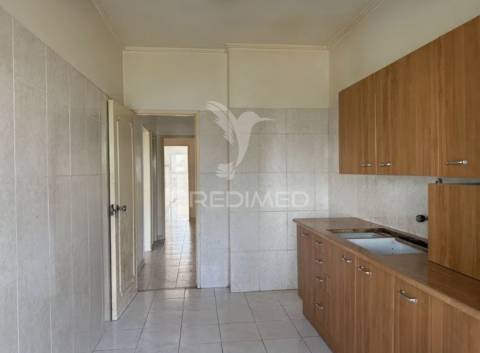 Apartamento t2 em oeiras – com varanda, arrecadação e excelente localização!