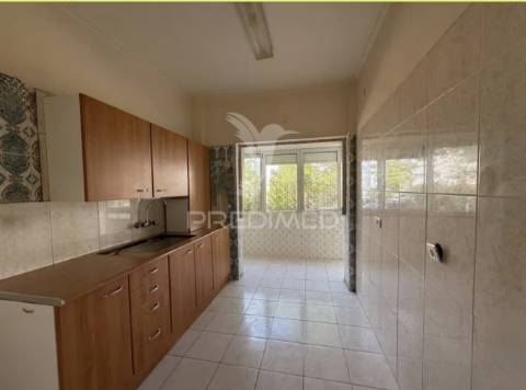 Apartamento t2 em oeiras – com varanda, arrecadação e excelente localização!