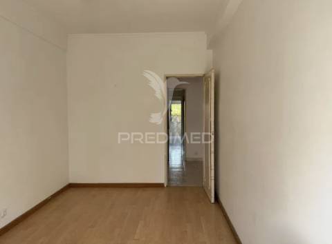 Apartamento t2 em oeiras – com varanda, arrecadação e excelente localização!