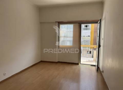 Apartamento t2 em oeiras – com varanda, arrecadação e excelente localização!