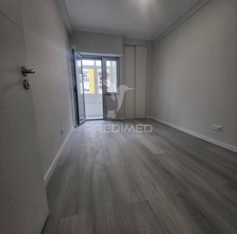 Apartamento t2 em oeiras – com varanda, arrecadação e excelente localização!