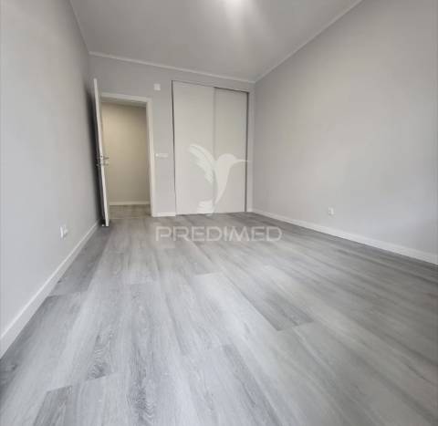 Apartamento t2 em oeiras – com varanda, arrecadação e excelente localização!