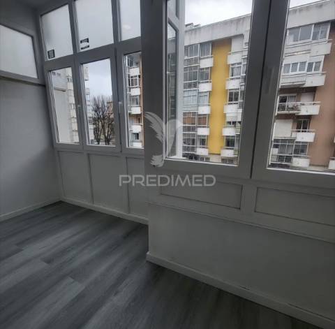 Apartamento t2 em oeiras – com varanda, arrecadação e excelente localização!