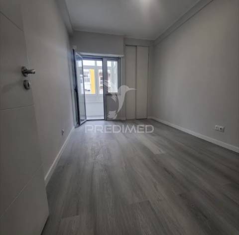 Apartamento t2 em oeiras – com varanda, arrecadação e excelente localização!
