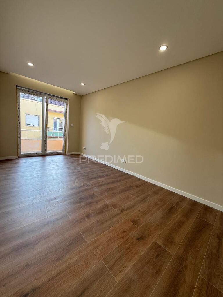 Excelente t2 renovado com varanda em queluz
