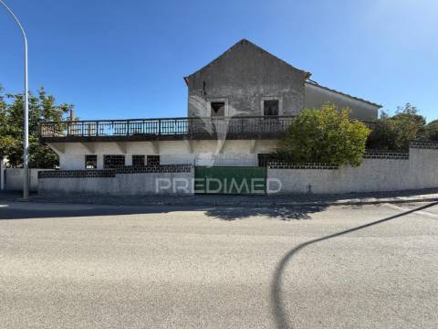 Oportunidade única no centro de alcanena – para restaurar