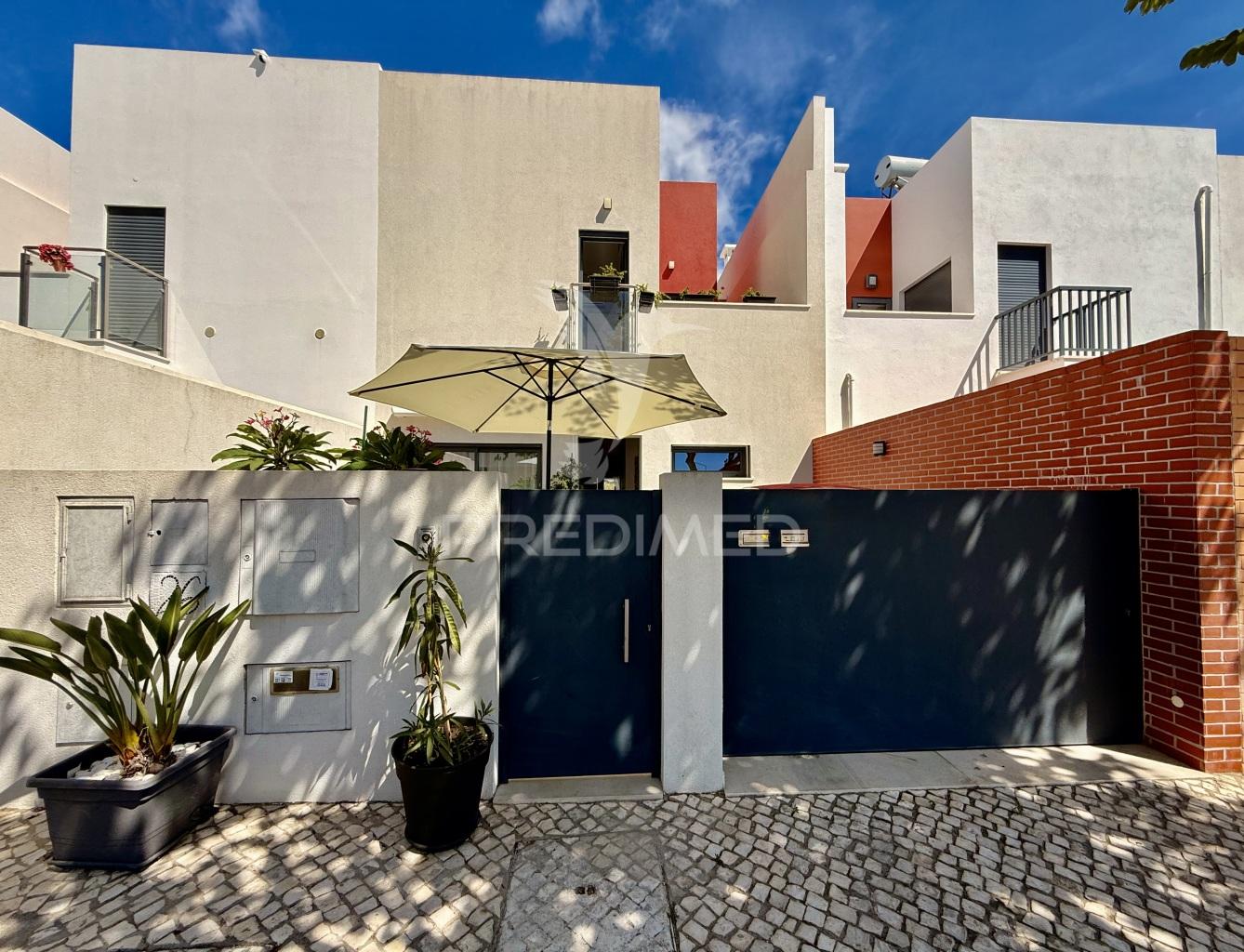 Moradia t3 com cave, rooftop e vista mar – olhão