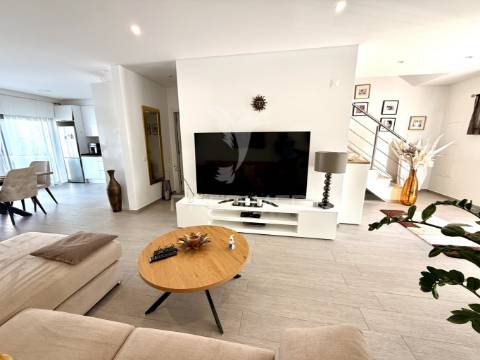 Moradia t3 com cave, rooftop e vista mar – olhão