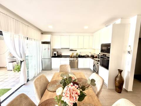 Moradia t3 com cave, rooftop e vista mar – olhão