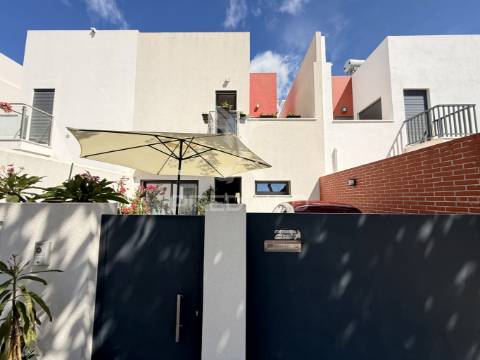 Moradia t3 com cave, rooftop e vista mar – olhão