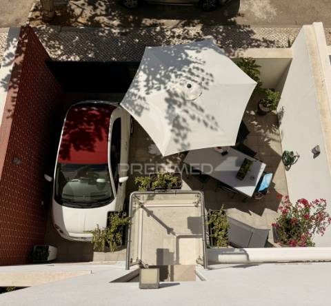 Moradia t3 com cave, rooftop e vista mar – olhão