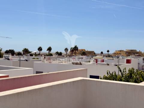 Moradia t3 com cave, rooftop e vista mar – olhão