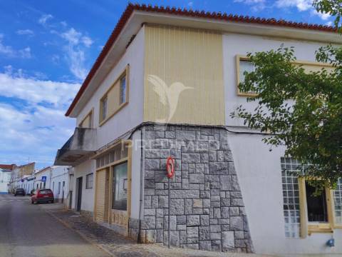 Moradia t4 com 2 pisos independentes - habitação e antigo espaço comercial