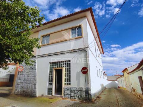 Moradia t4 com 2 pisos independentes - habitação e antigo espaço comercial