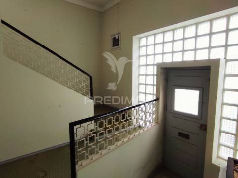 Moradia t4 com 2 pisos independentes - habitação e antigo espaço comercial