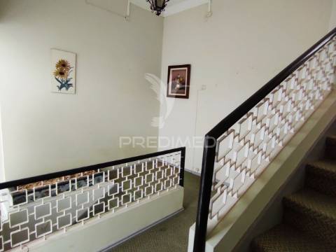 Moradia t4 com 2 pisos independentes - habitação e antigo espaço comercial