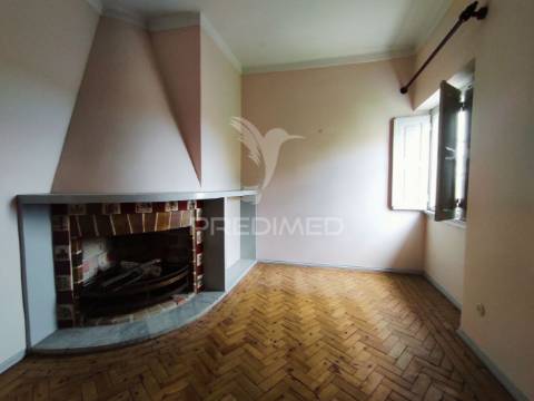 Moradia t4 com 2 pisos independentes - habitação e antigo espaço comercial