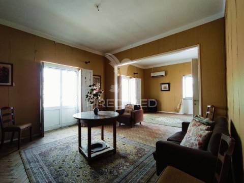 Moradia t4 com 2 pisos independentes - habitação e antigo espaço comercial