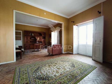 Moradia t4 com 2 pisos independentes - habitação e antigo espaço comercial