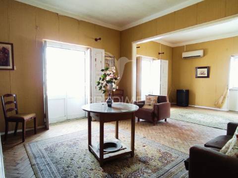 Moradia t4 com 2 pisos independentes - habitação e antigo espaço comercial