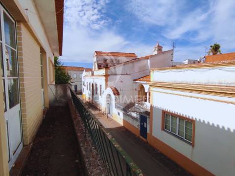 Moradia t4 com 2 pisos independentes - habitação e antigo espaço comercial