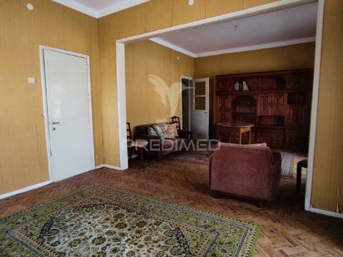 Moradia t4 com 2 pisos independentes - habitação e antigo espaço comercial